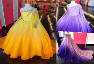 Ombre Purple Girl Pageant Jurken 2023 Cape Crystals Beading Chiffon Ballgown Little Kids Birthday Formal Party Wear G6438240