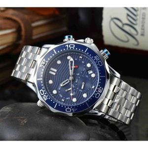 Omegwatch Luxury Designer Omegwatches Quartz WatchSix Neignet Fonction Timing European Brand Fashionable Men's Fashion Watch peut remplacer