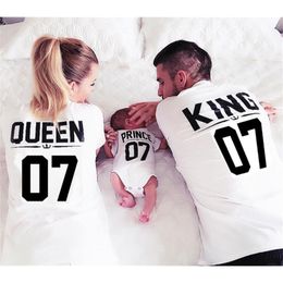 OMSJ 100% Katoen Matching T-shirt King 07 Koningin 07 Prins Prinses Letter Print Shirts, Casual Mannen / Dames Liefhebbers Tops Geboren 210517