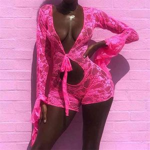 OMSJ Femmes Sexy Fashion Rompers Rose Deep V Col Flare Manches Floral Mesh Dentelle Perspective Creux Out Up Bodycon Combinaison 210517