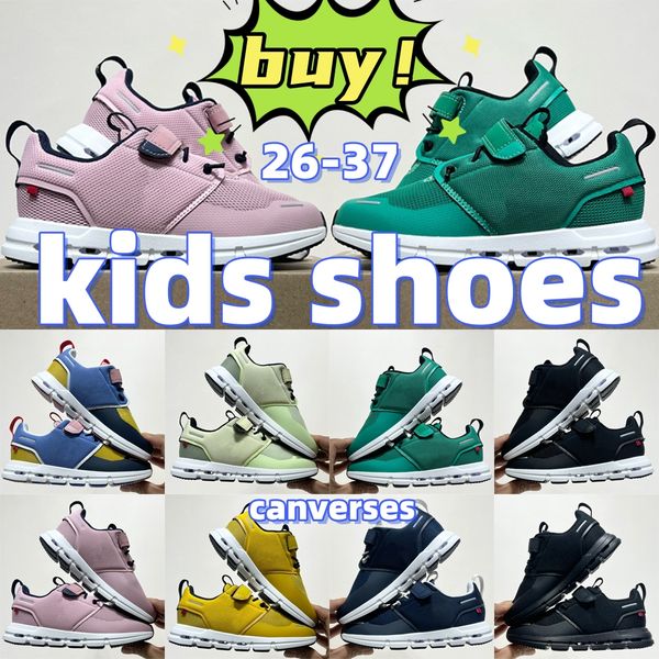 Sur des chaussures d'enfants nuageuses chaussures de course rose vert jaune noir blanc jeune jeune enfant