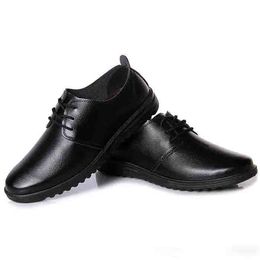 Sur une nouvelle arrivée en cuir Arrivée Black Business Flat Zapatos Hombre Vesttir Top Quality Men Foral Shoes Forme