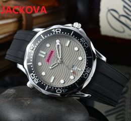 En vente style classique de luxe hommes montres 42mm Quartz noir bleu gris caoutchouc saphir verre résistant aux rayures chronomètre montre-bracelet Orologio di Lusso
