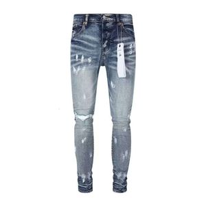 Dans la rue principale, les jeans pour hommes étaient usés avec des trous bleus et de la peinture, légèrement élastiques et ajustés.Les jeans VIOLET étaient à la mode chez les hommes