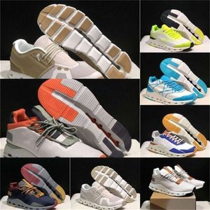 Sur des femmes chaussures de bonne qualité Designer travaillant sur des chaussures de chaussures de chaussures de femme