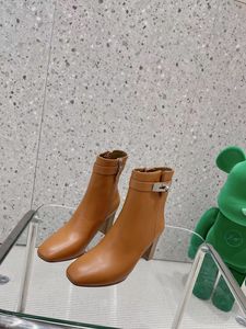 Botas cortas de mujer de tacón grueso con un botón hechas de cuero estilo clásico de diseñador con temperamento de abrigo