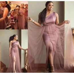 Une robe poussiéreuse de demoiselle d'honneur rose épaule une ligne côté fente tulle élastique satin personnalisé plus taille miad de robe d'honneur