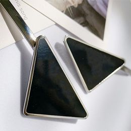 Une paire de pinces à cheveux triangulaires en métal avec timbre femmes fille Triangle lettre Barrettes mode cheveux créateur bijoux accessoires avec cadeau de livraison directe