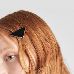 Pince à cheveux triangulaire en métal, une paire, avec timbre, Barrettes avec lettres triangulaires pour femmes et filles, accessoires de bijoux de styliste à la mode