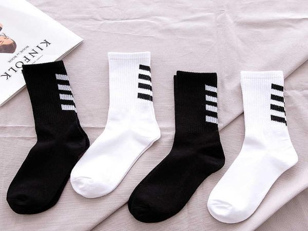 Un par de nueva marca de moda ins, lista de algodón blanco y negro, equipo para hombres, chaqueta de patineta deportiva alta, happy street long sox para 3602418