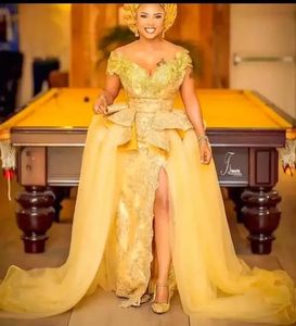 Une pièce robes de soirée en dentelle jaune sirène 2022 robes de bal longues africaines fendues devant sur l'épaule modeste mère de la robe de mariée grande taille