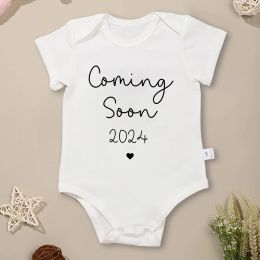 Één-stukken binnenkort 2024 pasgeboren babyjongen meisje kleren esthetische mode zwangerschap aankondiging bodysuit bodysuit fijn geschenk katoen baby onesies