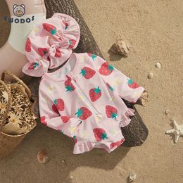 Een-stuks Ewodos Preschool Girls Summer Rush Protective Swimsuit Casual Long Sheeved Strawberry Print Swimsuit+Sun Hat Beach Set Set H240508