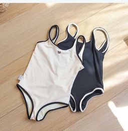 Eén-stuks nieuwe grensoverschrijdende dames zwempak Childrens Fashionable Navy Style Bikini Sweet Jumpsuit H240423