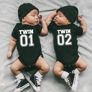 One-pièces Twin Vêtements jumeaux assortis pour bébé bodys de coton garçons filles grenouillères nouveau-né pour bébé roberie jumeaux d'été tenues Cadeau pour jumeaux