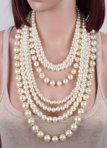 Un ensemble de 7 rangées de perles rondes en acrylique blanc, collier et boucles d'oreilles, 240102
