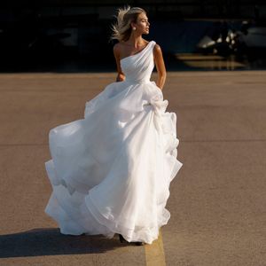 Une épaule une ligne robe de mariée sans manches plissé étage longueur organza bohème plage robes de mariée robes De Novia sur mesure