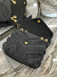 Een schoudertas zwart suede met lamswol, accessorize met gouden vintage hardware, een gekwalificeerde dagelijkse woon -werkverkeer!