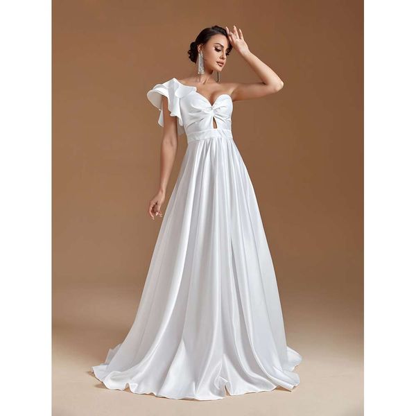 Élégance à une épaule : robe de mariée trapèze intemporelle de couleur unie, robe de mariée asymétrique durable avec ourlet à volants