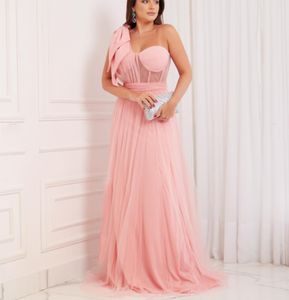 Robe de soirée d'une épaule longue une ligne élégante robe de bal de fête formelle en tulle pour femmes