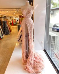 Une épaule luxueuse robes de bal bretelles cristaux robe de soirée sur mesure perlée femmes plumes avant fendu robe de soirée