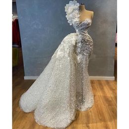 Une robe de mariée de sirène épaule avec train détachable paillettes à paillettes de mariée perlées robe appliquée de fleur de Mariee