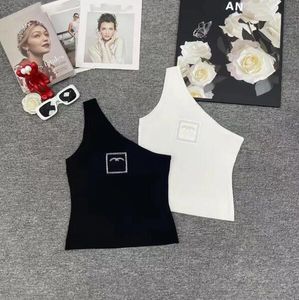 Une épaule oblique épaule arrière coeur féminin d'été nouveau conception niche niche enveloppe à épaule coffre halter halter girl slim slim court haut deigner veste femme