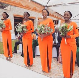 Een schouder oranje bruidsmeisje jurken voor zwarte meisjes zijkant met rechte lange mouw trouwfeestjurken plus maat