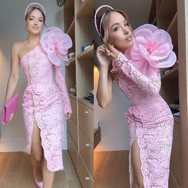 Une épaule rose gaine dentelle robes de bal avec fleur faite à la main à manches longues côté fendu thé longueur robe de soirée formelle pour les femmes 2024 robe de cocktail sexy