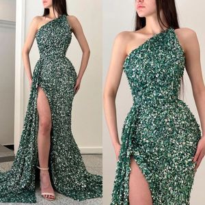 Une épaule robes de bal haute paillettes fendues robe de soirée vert foncé balayage train robes pour des occasions spéciales