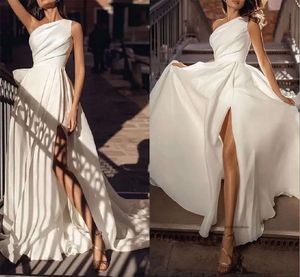 Une épaule simple satin une ligne robes de mariée pour les mariées avec un train long chapelle boho jardin robes nues sexy