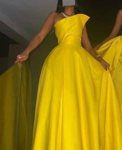 Une épaule en taffetas robes de soirée avec poches longues jaunes fabriquées sur mesure pour femmes