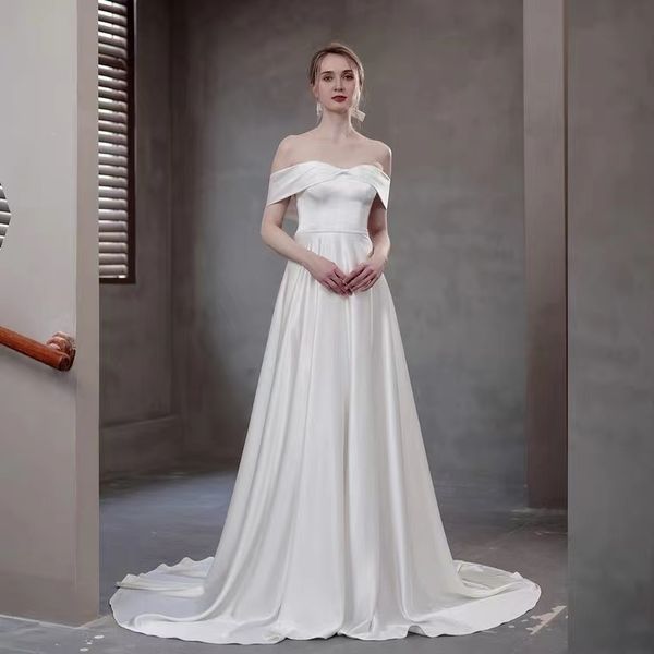 Vestido de novia de lujo ligero de satén con cola pequeña y parte superior de tubo de un hombro LD8023