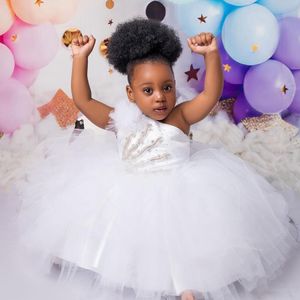 Un hombro Vestidos de niña de flores blancas Vestidos de bola de tul con cuentas y gradas Vestido de niña de flores Rehinestones Vestido de fiesta de cumpleaños para niñas pequeñas Vestidos para niños NF092