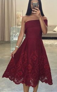 Een schouder wijn rode knie lengte homecoming prom jurken met korte mouwen een lijn satijn kant goedkope afstuderen partij formele jurk jurken nieuw