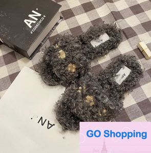 Un mot laine dormeur hiver nouvelle série de mode vêtements de maison longues peluches en métal chaussures pour femmes