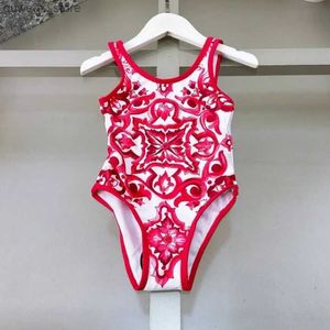 Onepieces en gros de Highend Childrens Swimwear Factory pour l'été 2024 Nouveau mail de maillot de bain pour filles de maillot de bain en bikini accrochée Y24 pour filles