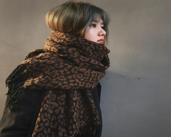 Sólo una bufanda de lana con estampado de leopardo a la moda para mujer en invierno chal cálido grueso babero de Cachemira de doble uso para otoño 3456972