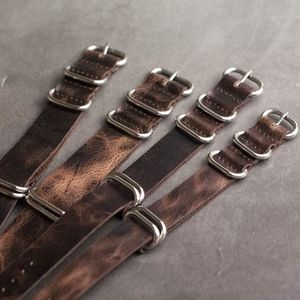 Onthelevel lederen NAVO -band 20 mm 22 mm 24 mm Zulu -band Vintage First Layer Cow Leather Watch Band met vijf ringen Buckle #E CJ191236M
