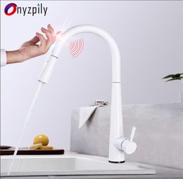 Grifos de cocina de sensor onyzpily toque blanco grifos sensibles inductivos mezclador de agua toque mango único modos de agua de salida dual T2008210926