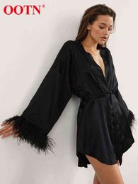 OOTN Plumes Épissé Robe En Satin Ceinture Robe Sexy Soirée Robes Soyeuses Femmes À Manches Longues D'été Doux Confortable Maison Robe Noire T220804