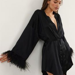 Ootn Feathers Spliced ​​Satin Robe Belt Sexy Robe Party Night Night Silky Robes Femme Long Manche Summer Soft Cozy Home Black Robe 220511