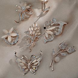 Opal Crystal Rhinestone broche pin spit Corsage Clip Butterfly Rose Flower broche dames meisje jurk pak kraag accessoires