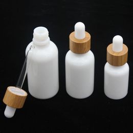 Bouteille en verre blanc opale 15ml 30ml 50ml avec compte-gouttes en bambou 1OZ bouteilles d'huile essentielle en bois porcelaine Vpige