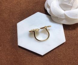 Anello aperto di misura regolabile per donna Anello a forma di fiore con diamante Anello con ciondolo in ottone di alta qualità Gioielli di moda1824220