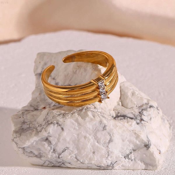 El oro abierto del diseño 18k plateó el anillo del acero inoxidable de las mujeres de la joyería de los anillos de sello del circón