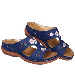 Open Flower Sandals 2024 Zomer plus-size Toe T-stijl Wedge Slippers Women Fashion Vintage Flip-Flops 123 D 2325