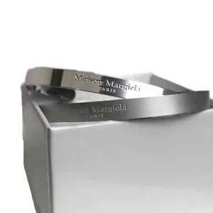 Pulsera de diseñador de apertura joyería de mujer pulsera de acero de titanio simple esmerilada para hombre estilo margiela brazalete al por mayor popular 2024 zh197 H4