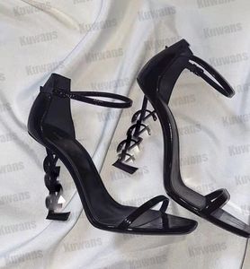 Opyum Pumps Sandalias de tacón alto Mujeres Sexy Diseñador de lujo Letras de metal Punta abierta Stiletto Charol Fiesta de verano Boda TAMAÑO 35-41