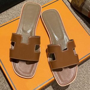 oran sandale Diapositives de luxe de luxe Pantoufles en cuir orange Sandales pour femmes Chaussures plates d'été Mode Plage Chaussons pour femmes Lettre chypre sandales 35-42